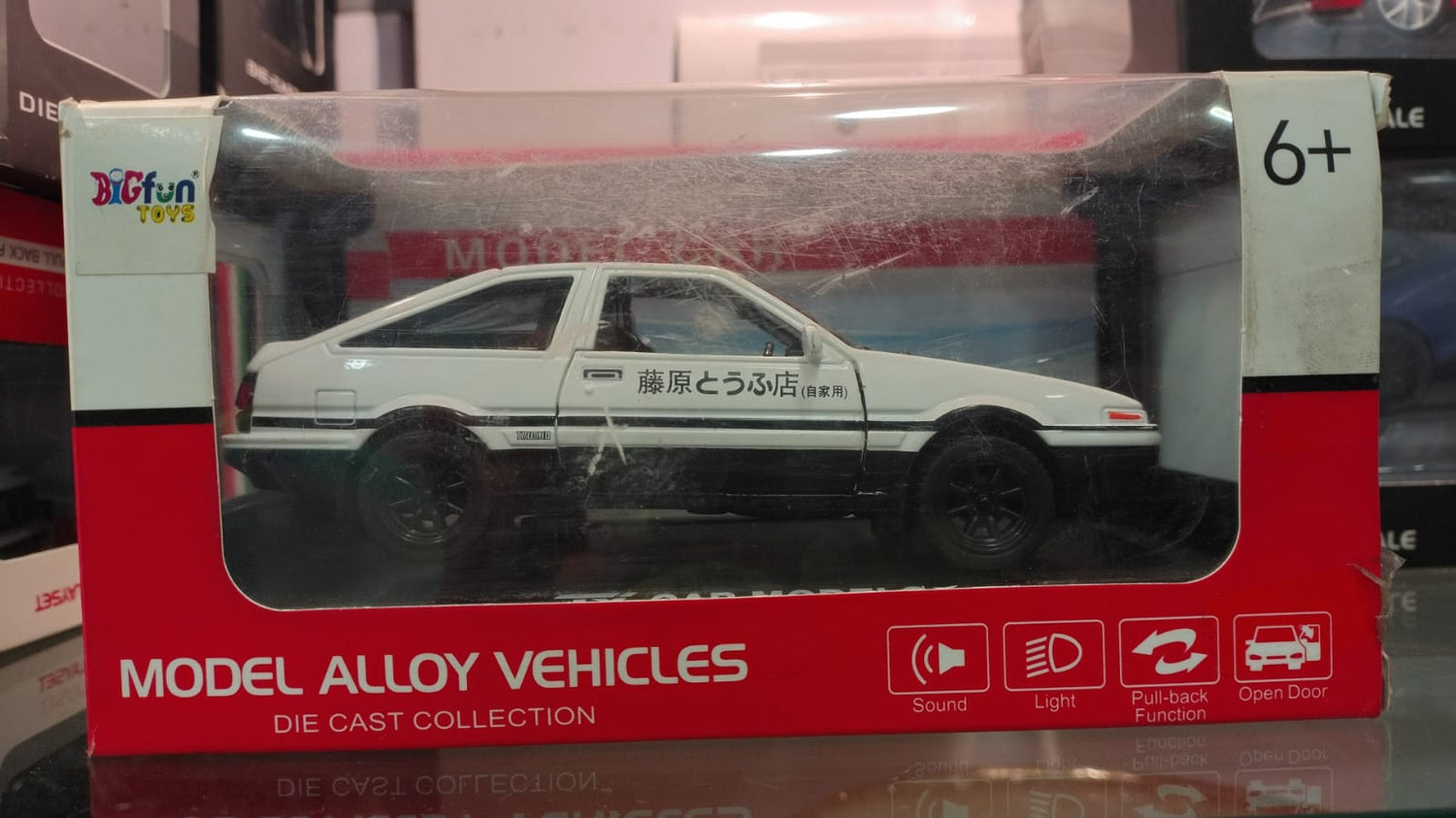 8967B 1:32 DIECAST CAR