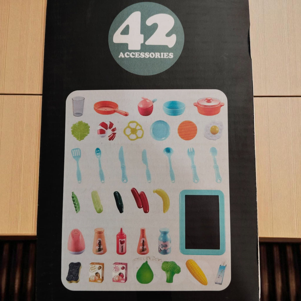 Fashion Kitchen accessories chart displaying all 42 included play items like utensils, vegetables, bottles, and cookware.