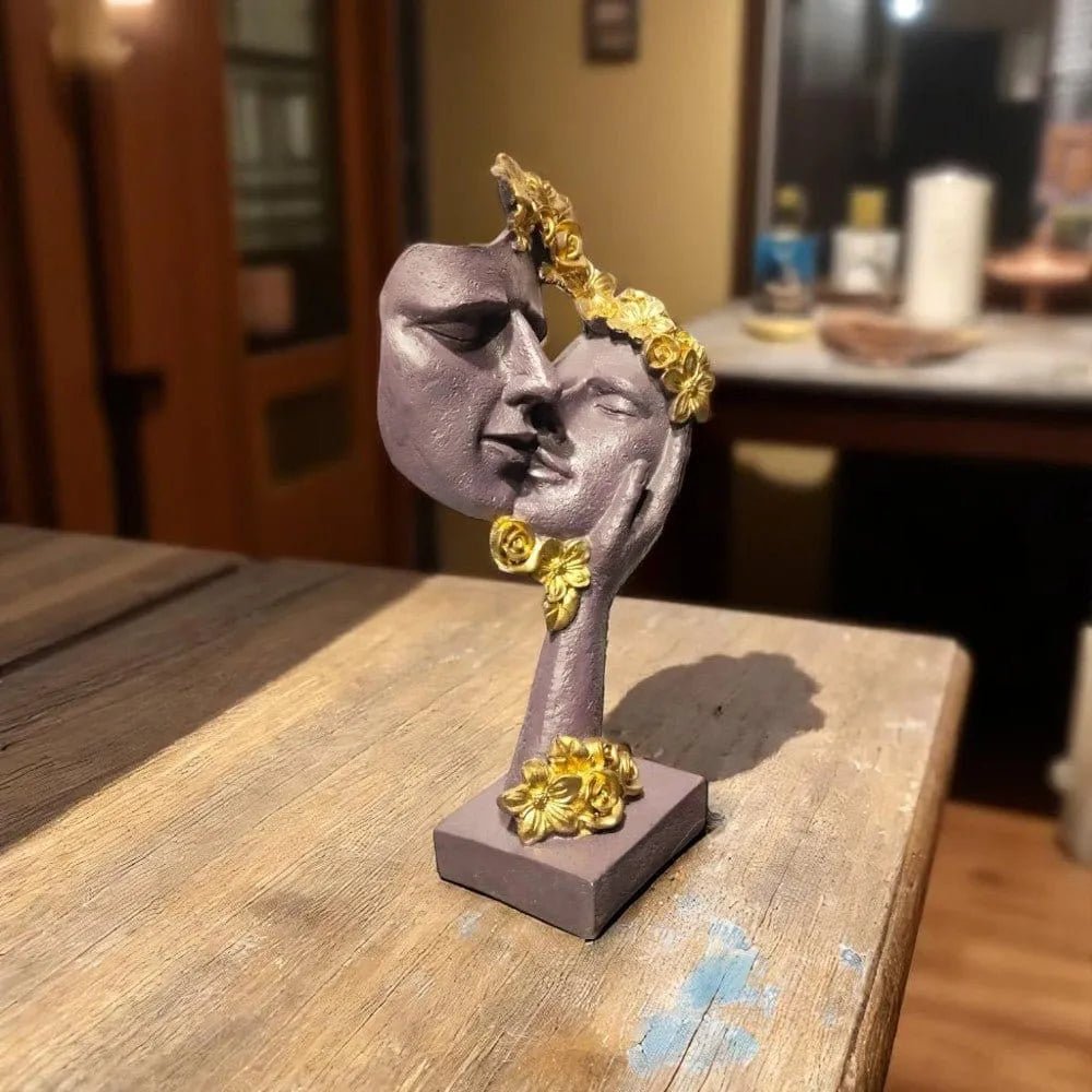 Golden Bloom Kiss Face Sculpture Romantic Home Decor Motumal-motumal