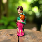 Romantic couple hug showpiece front view – Made in India – Motumal Giftwala Ranch